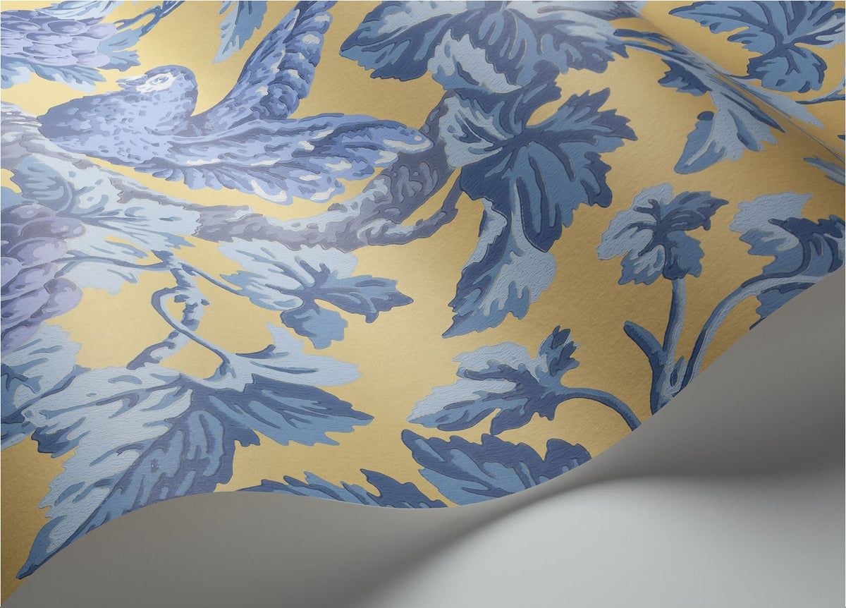 Cole & Son Woodvale Orchard – Hyacinth, Lilac & China Blue on Ochre (116/5017), Detailansicht