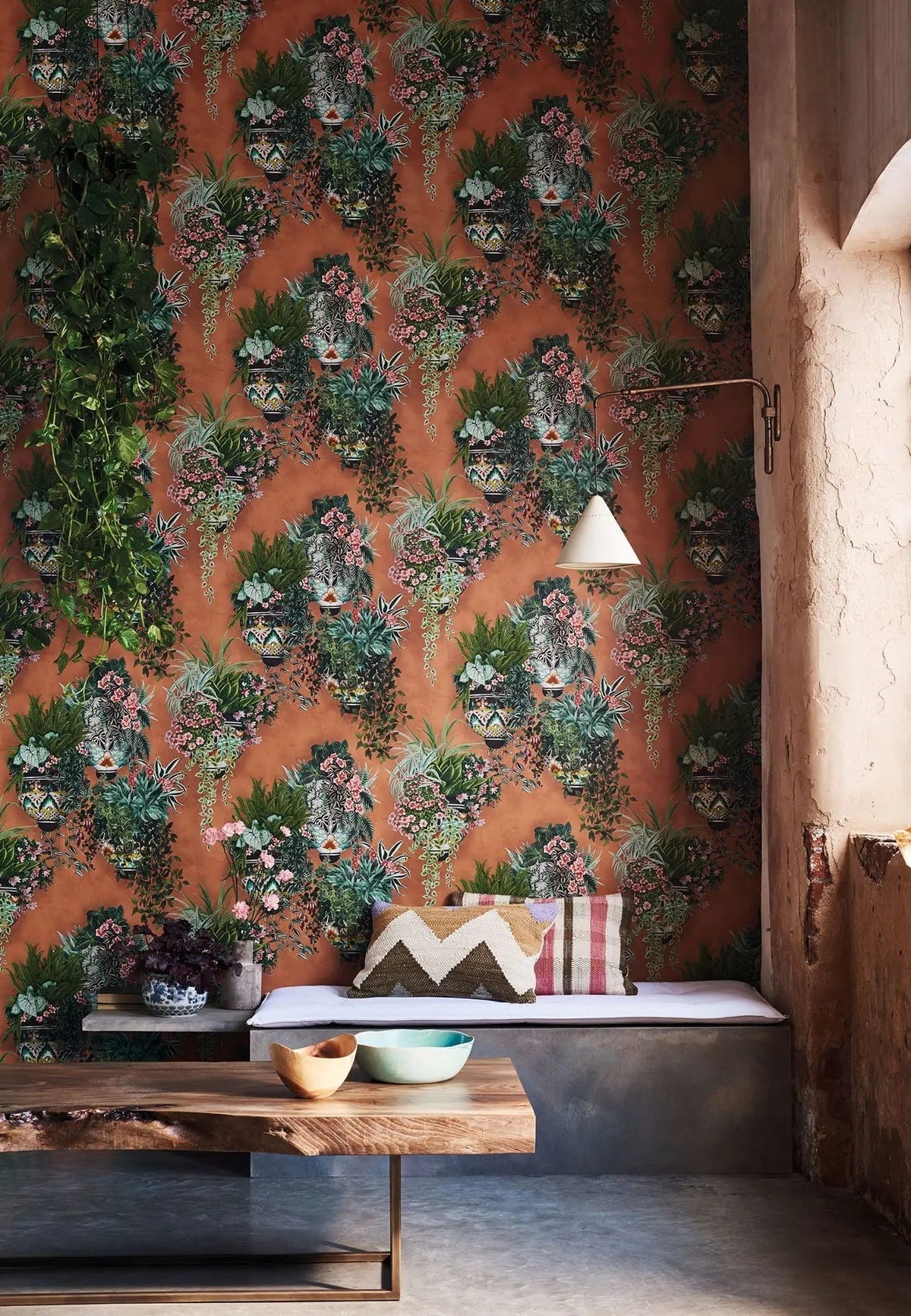 Cole & Son Talavera Rose & Spring Greens on Terracotta 117/9025 – Raumansicht