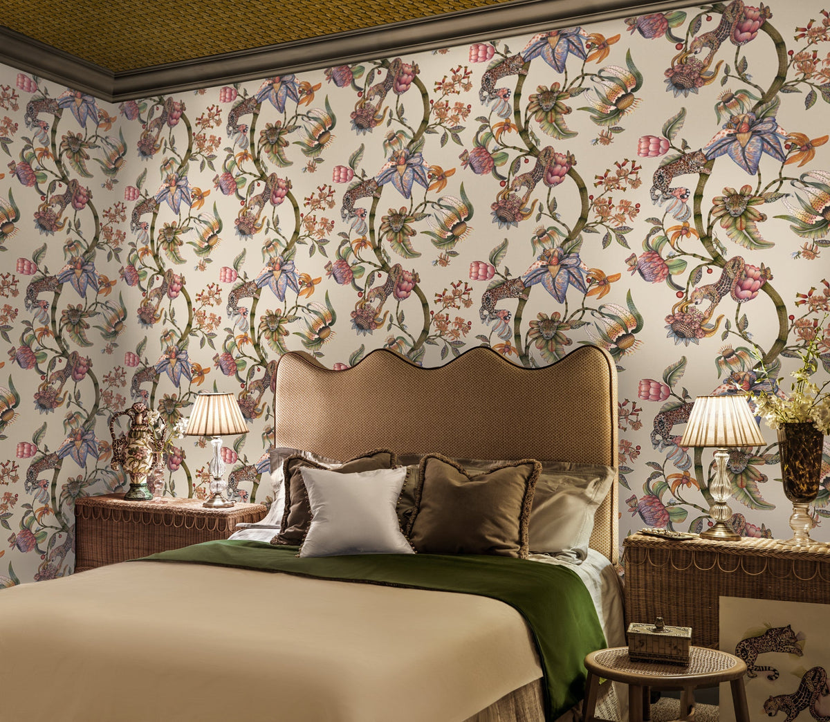 Cole & Son Protea Panthera Stone 129/6021 – Raumansicht, kombiniert mit Narina 129/7030 an der Decke