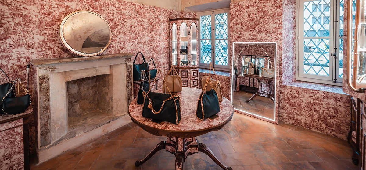 Fungi Forest Tapete von Stella McCartney und Cole & Son im Raum