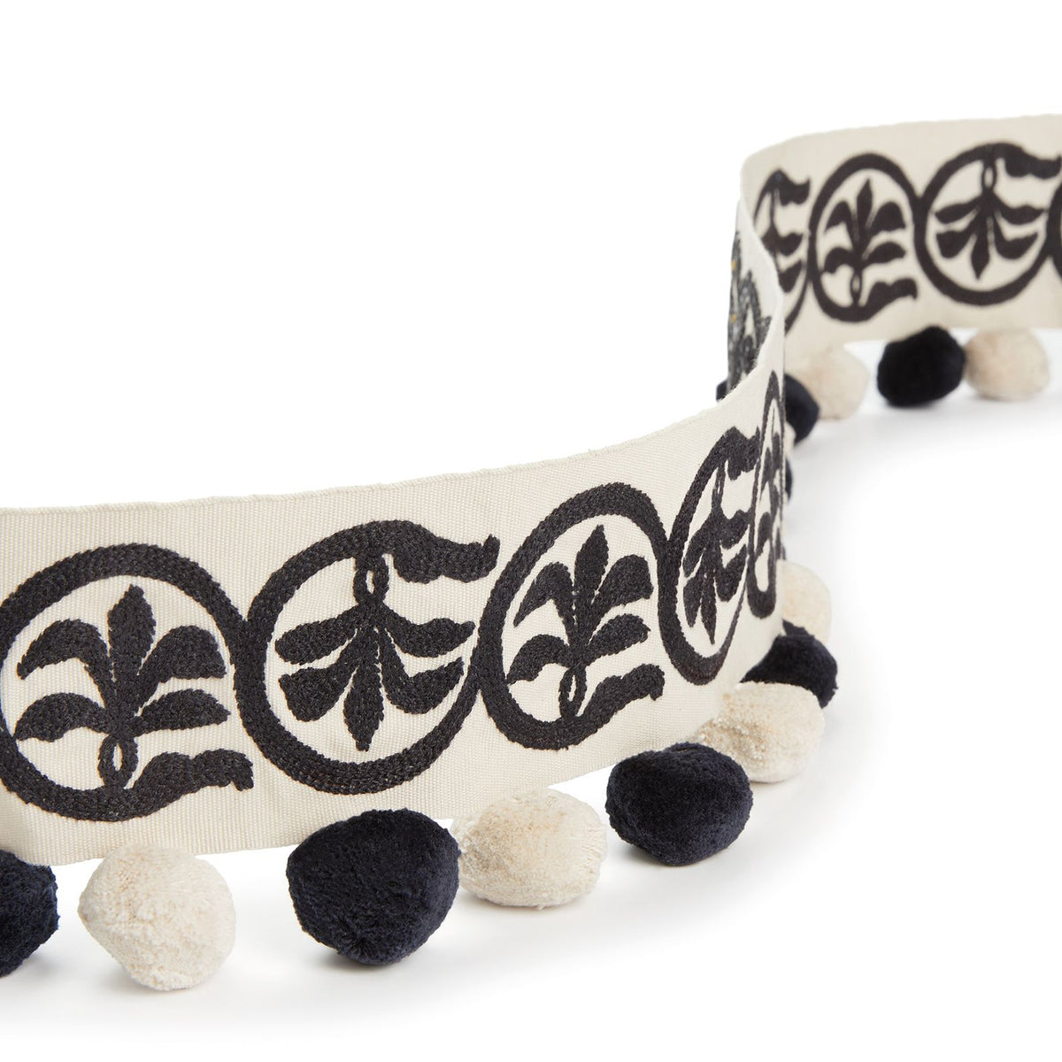 Osborne & Little Pushkar Braid – Stoff – T811-01 – Black / Ivory