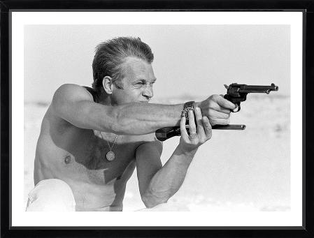 Brookpace Fine Art - Steve McQueen Pistol-Wandbild-Brookpace Lascelles-Studio / Lackrahmen schwarz-TOJU Interior