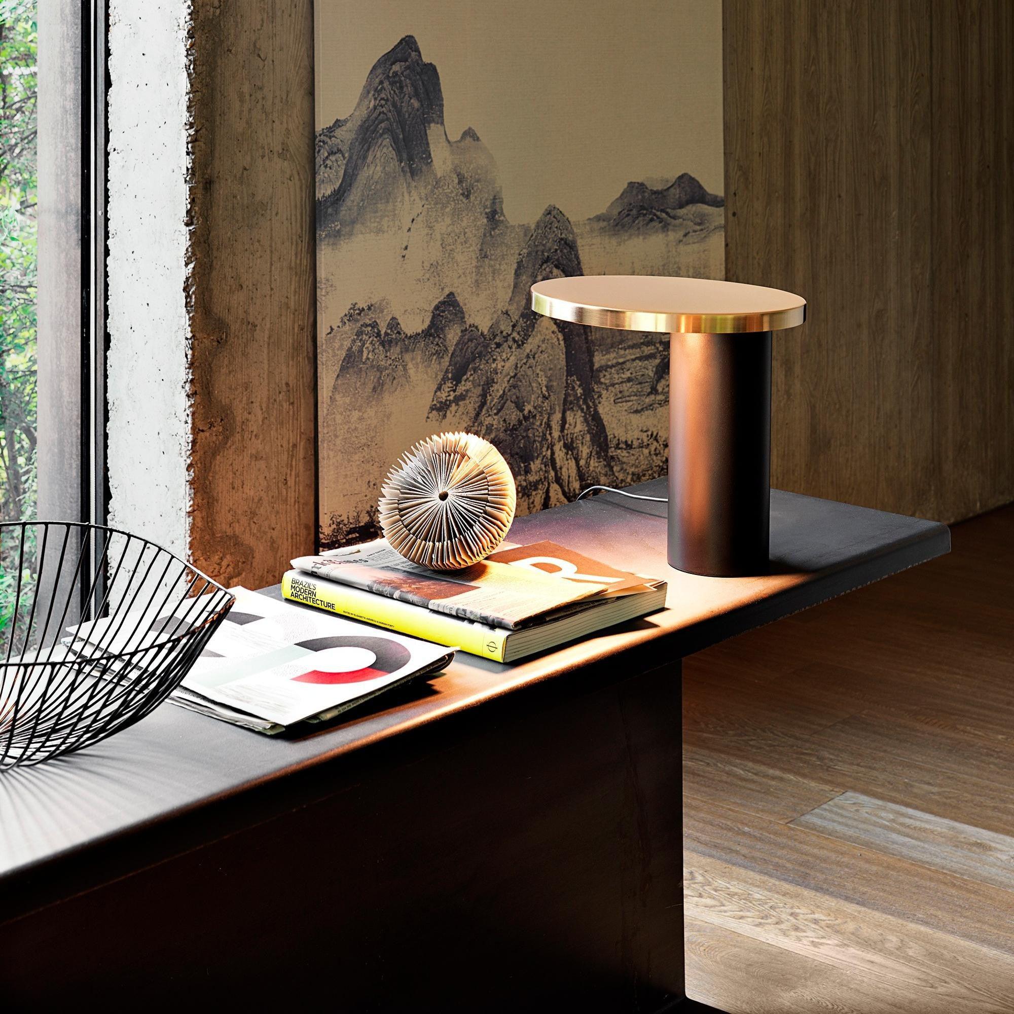 Oluce - Cylinda 218 LED Tischleuchte-Leuchten-Oluce-schwarz/gold/matt/ glänzend/H x Ø 30x29cm-TOJU Interior