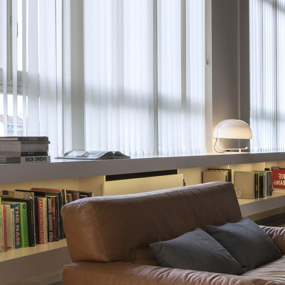 Oluce - Zanuso 275 Tischleuchte-Leuchten-Oluce-weiß/lackiert/BxH 42x40cm/Gestell nussbraun-TOJU Interior