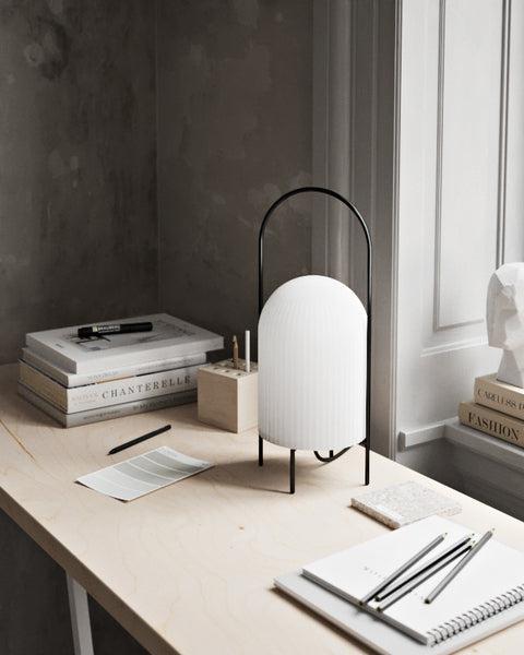 Woud - Bodenleuchte Ghost, schwarz / weiß-Leuchten-Woud-Ø 15 x H 38 cm-TOJU Interior