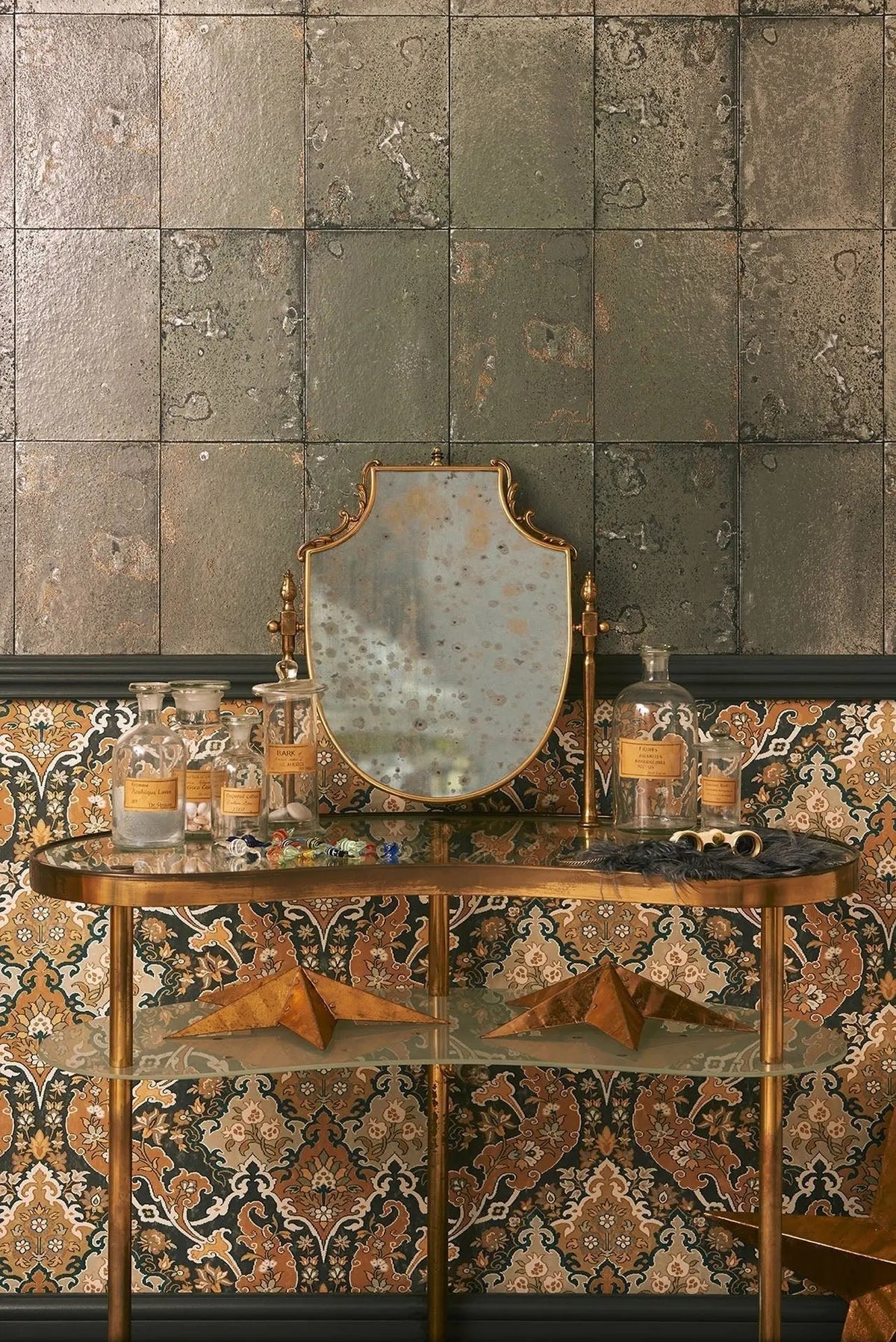 Cole & Son Pushkin Stone & Ginger on Soot 108/8042 – Raumansicht