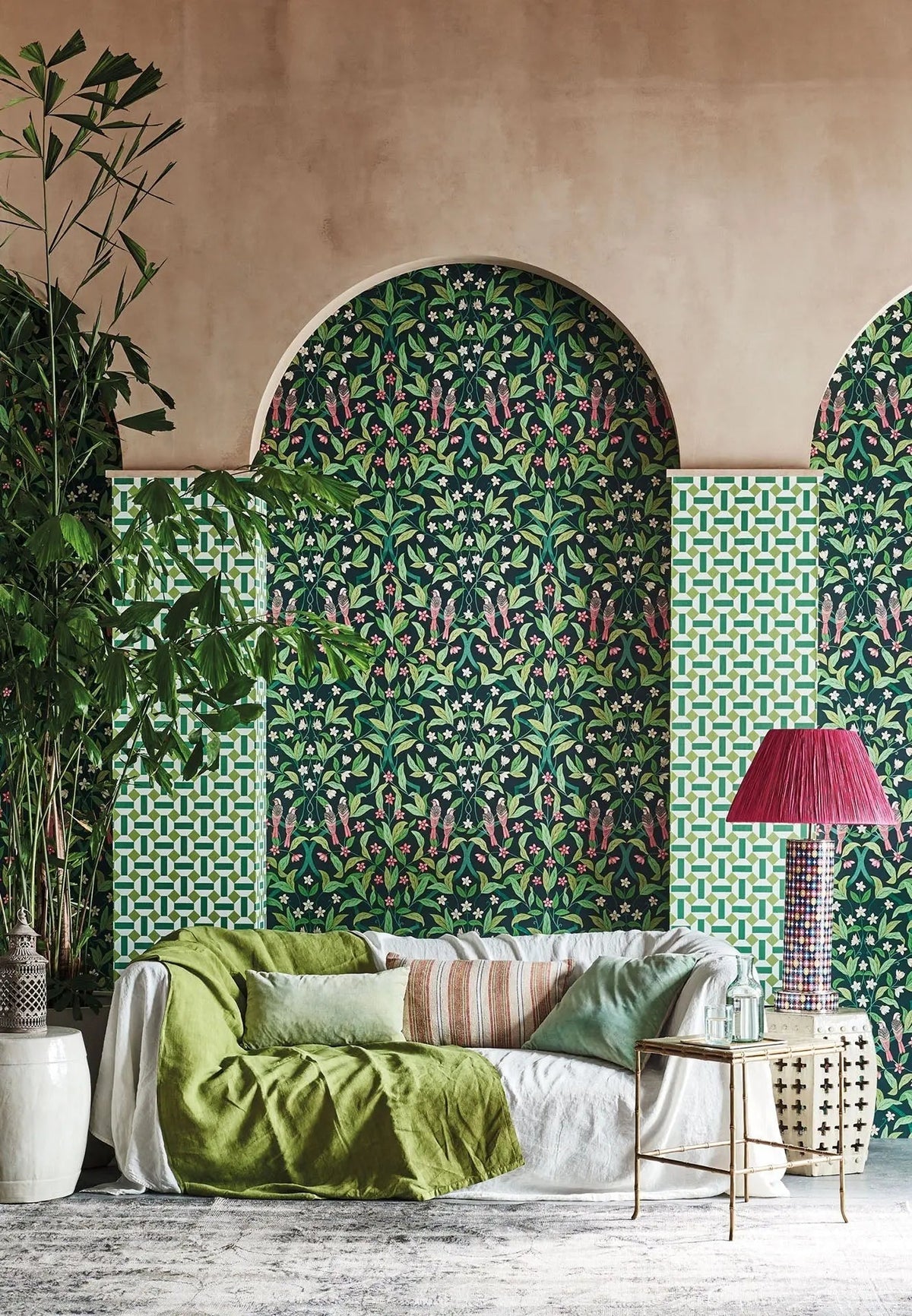 Cole & Son Jasmine & Serin Symphony Rose & Racing Green on Dark Viridian 117/10028 – Raumansicht, kombiniert mit einer weiteren Tapete