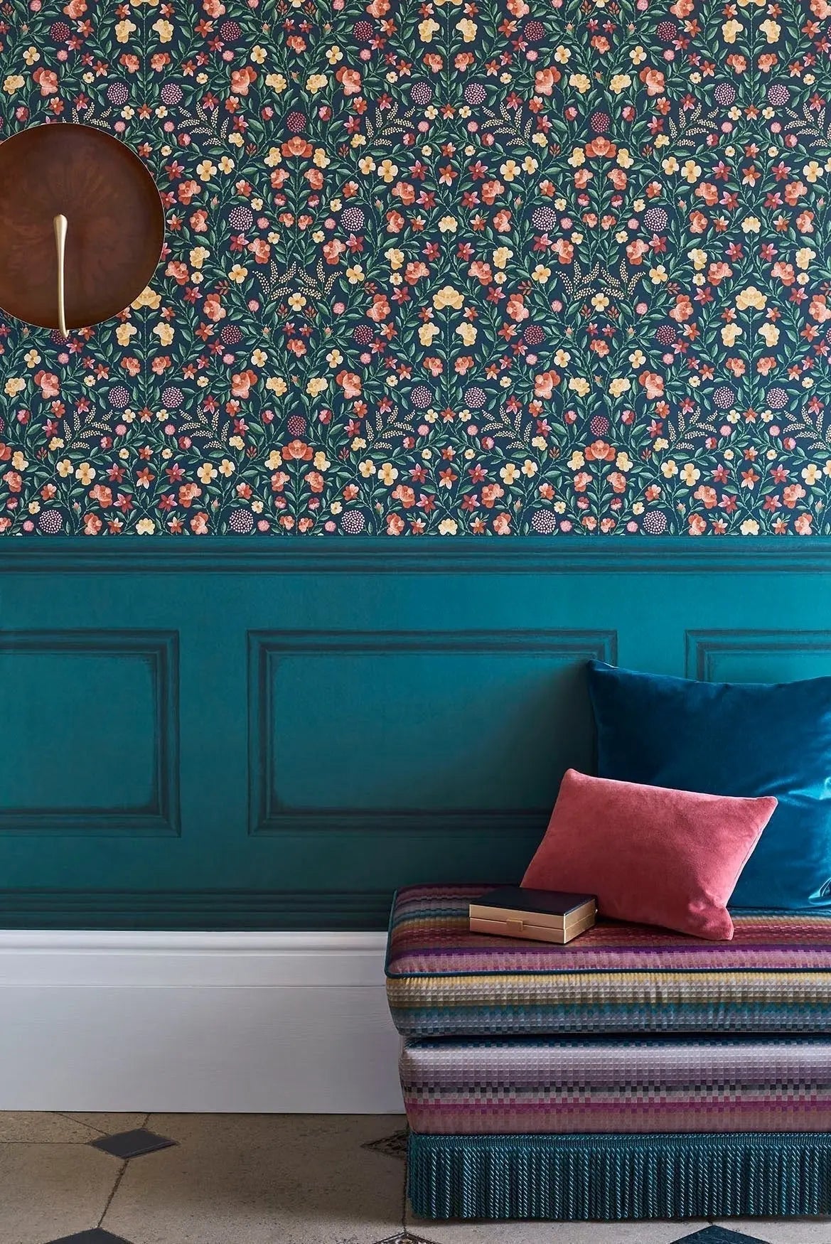 Cole & Son Library Frieze 118/14032 Dark Viridian – Fries im unteren Wandbereich, kombiniert mit einer weiteren Tapete