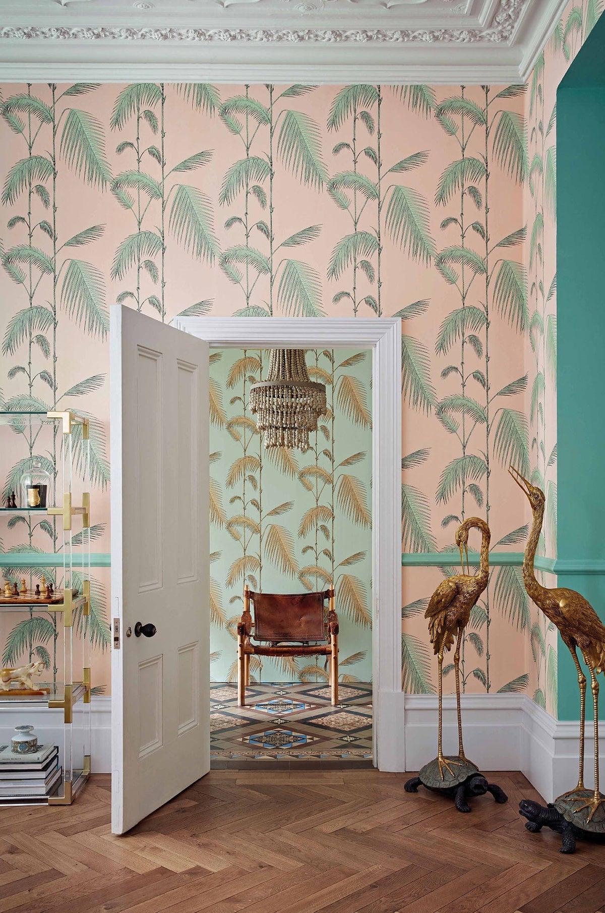Cole & Son Palm Leaves – Alabaster Pink & Mint und Mint & Yellow – Raumaufnahme