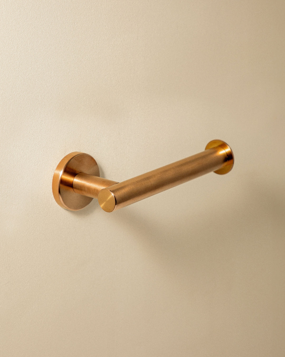 Cosmic Architect S+ Rollenhalter ohne Deckel – Gebürstetes Kupfer PVD