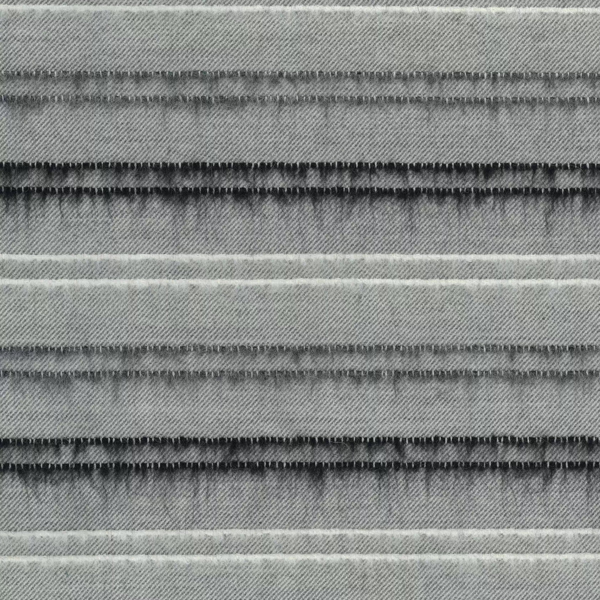 Osborne & Little Stoff Mouflon Stripe in Elfenbein und Anthrazit, F7433-01