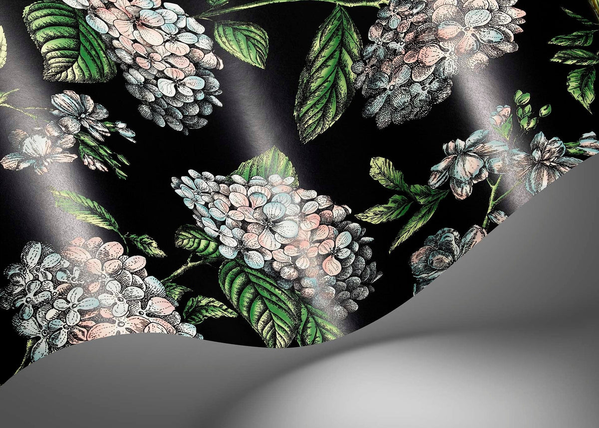 Cole & Son Fornasetti Ramo di Ortensia Pastel on Charcoal – Raumansicht