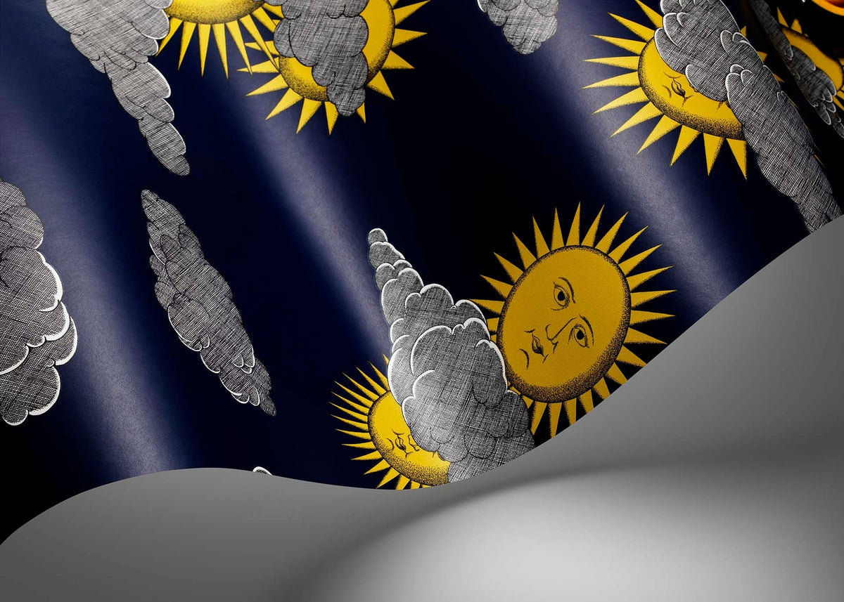 Cole & Son Fornasetti Soli e Nuvole Yellow & Blue – Raumansicht