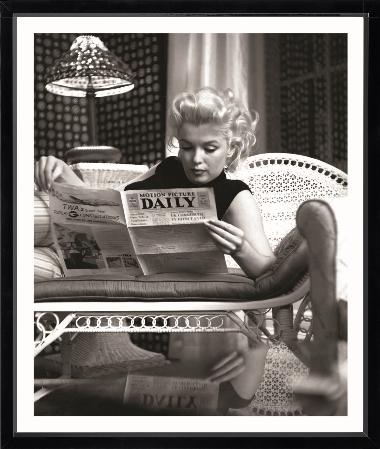 Brookpace Fine Art - Marilyn Monroe Reading Newspaper-Wandbild-Brookpace Lascelles-Studio / Lackrahmen schwarz-TOJU Interior